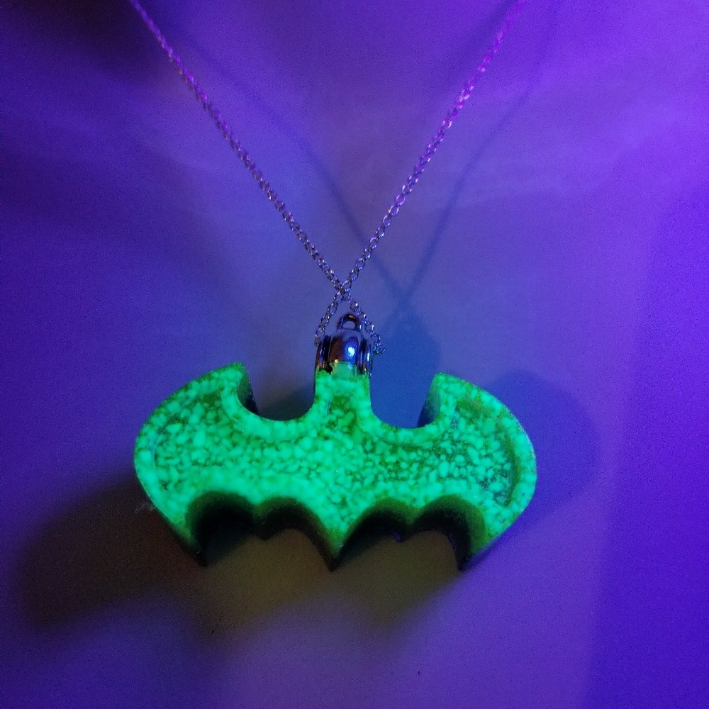 COPY - Batman symbol glow-in-the-dark UV necklace